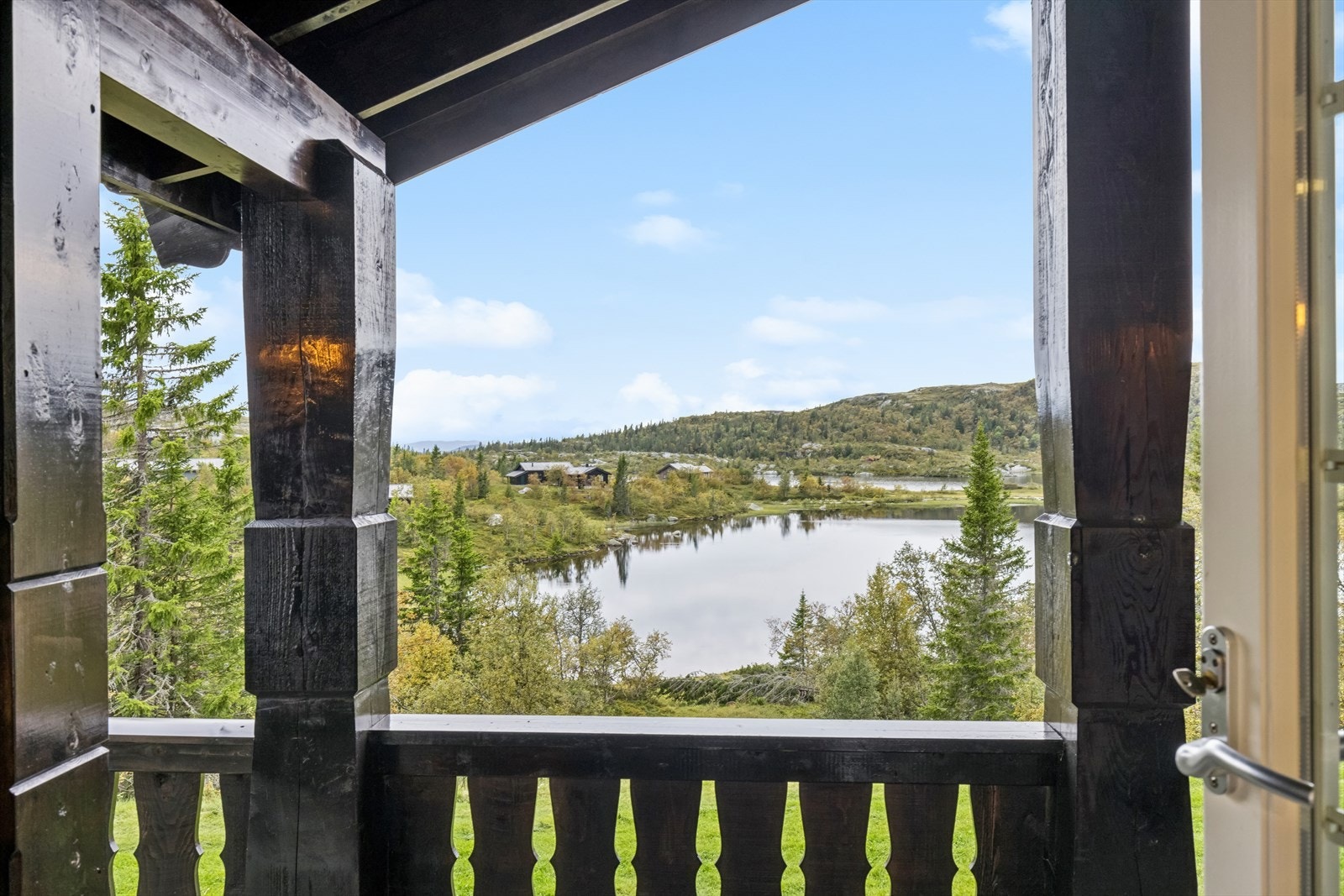 Terrassen er delvis overbygget. Gode solforhold og nydelig utsikt mot Istjenn. Galleribilde