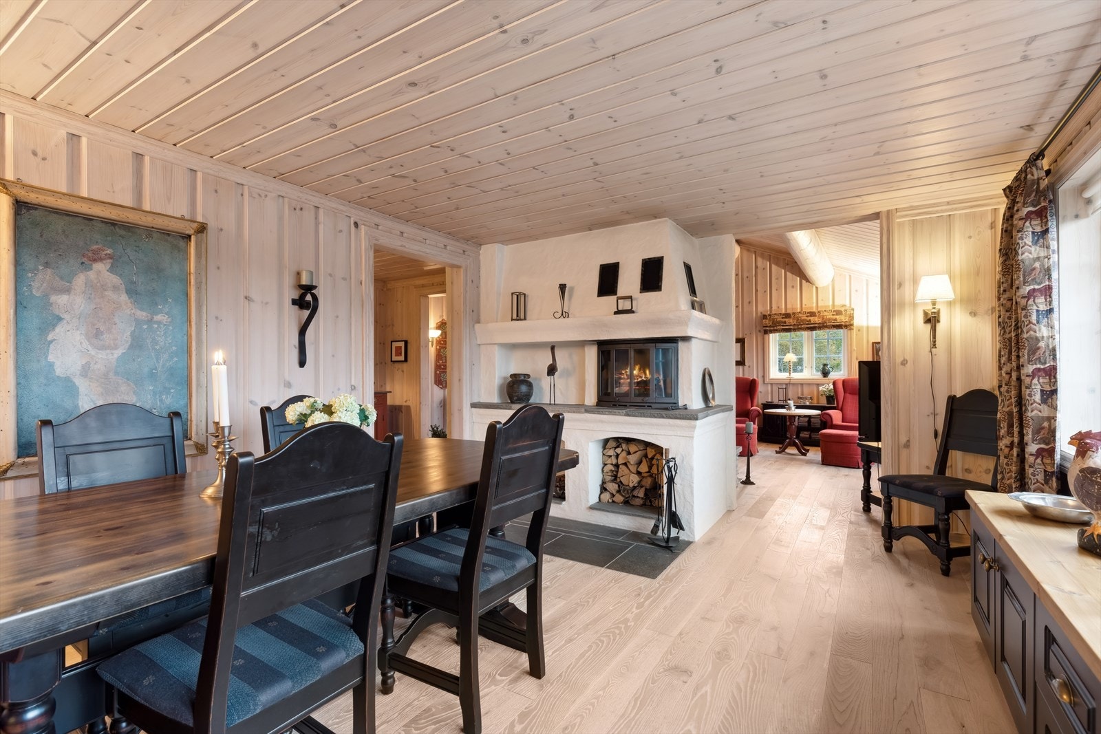 Stuen og spisestuen er delvis adskilt og hver del har ildsted - Som seg hør og bør i en skikkelig fjellhytte. Galleribilde