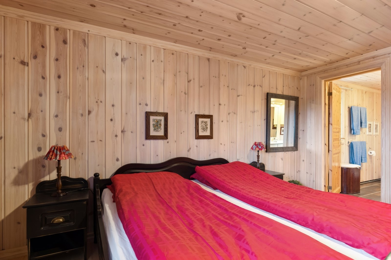 Soverom nr. 1 har stor garderobeløsning og god plass til dobbeltseng. Galleribilde