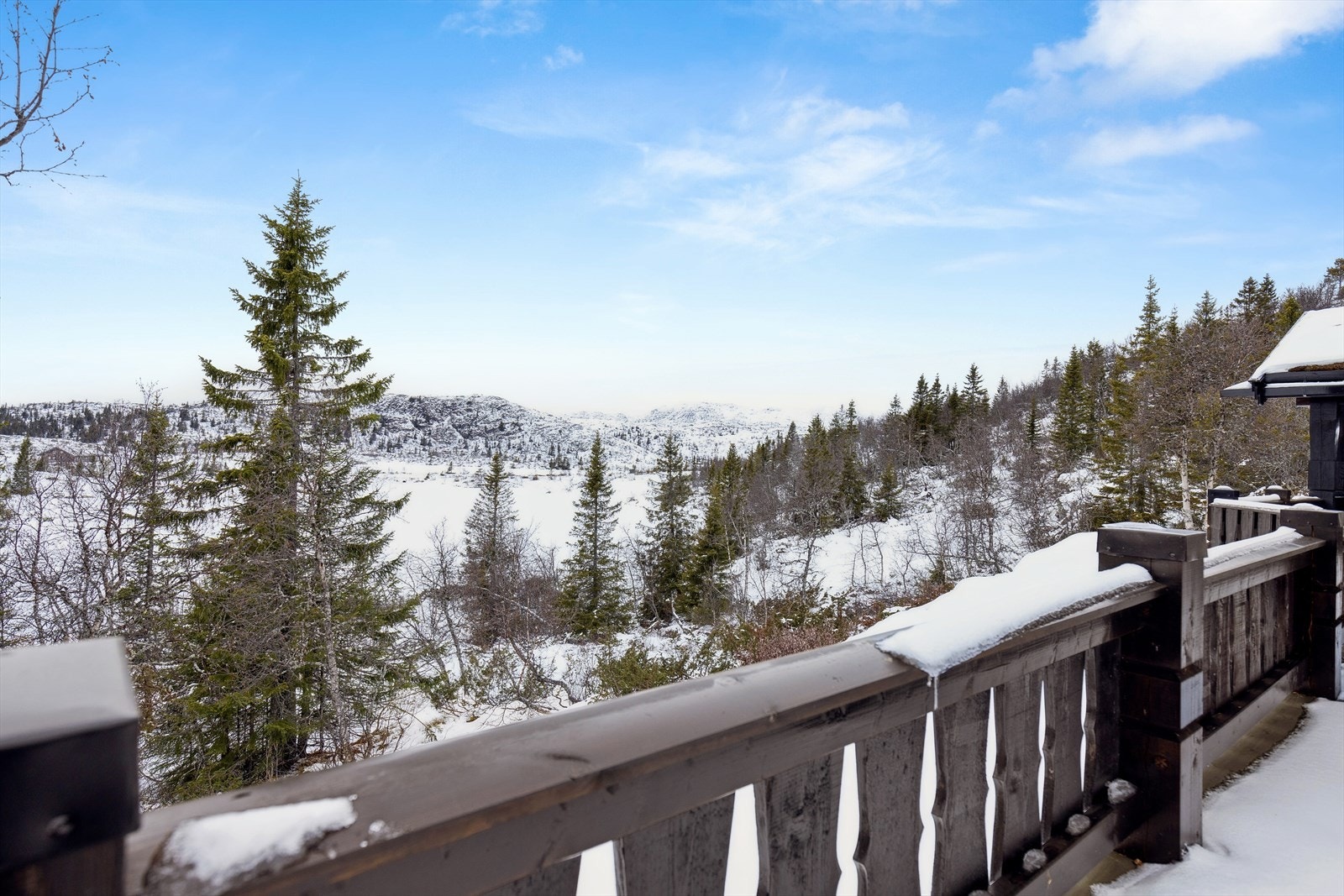Hytta ligger solvendt mot Istjenn og har fri og vakker utsikt mot vannet og fjellheimen. På vinterstid er området et eldorado for den skiglade. Her får du milevis med skiløyper fra henholdsvis Tempelseter og Haglebu som kun ligger hhv ca 40 og 7 minutter Galleribilde