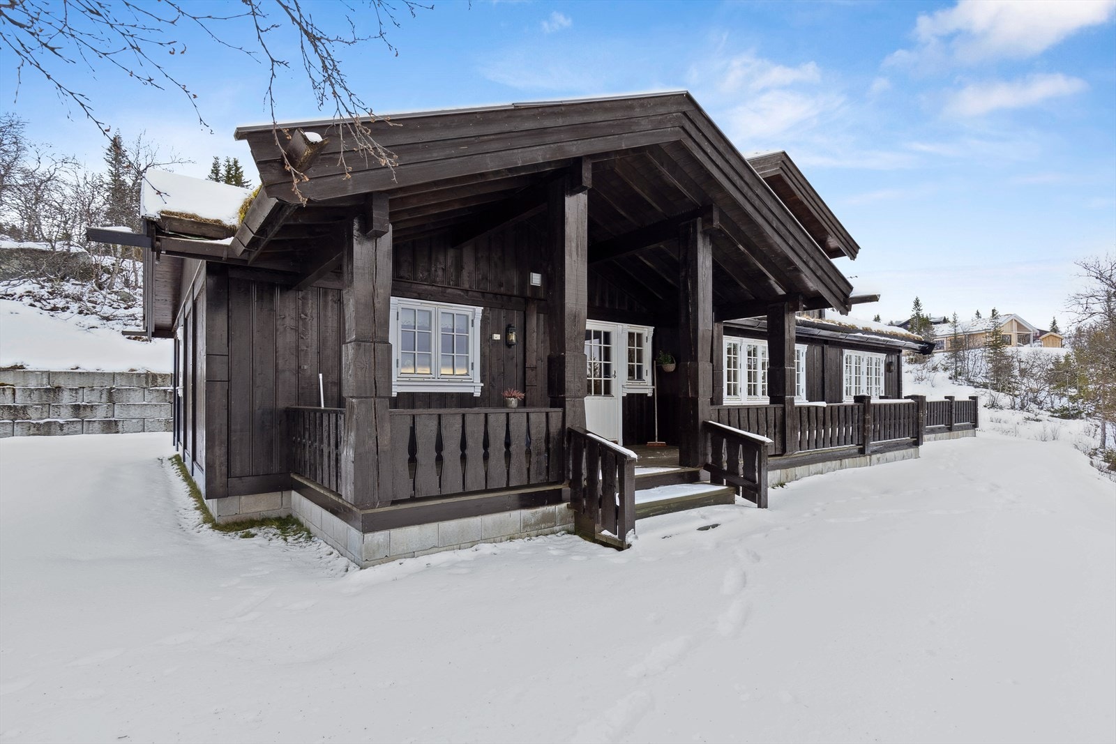 Hytta har en praktisk planløsning med til sammen 4 soverom (pt 10 sengeplasser), stor og luftig stue/spisestue med ildsteder, loftstue med ildsted, 2 bad og rikelig med oppbevaringsplass. Galleribilde