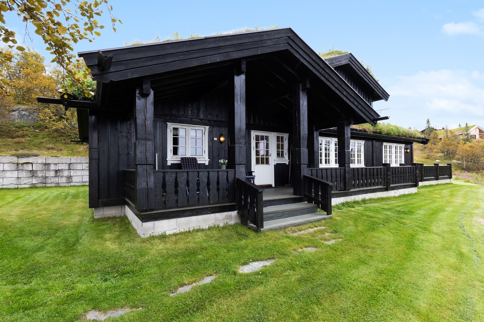 Ved terrassen er det stor og velholdt plen med god boltreplass for barna. Galleribilde