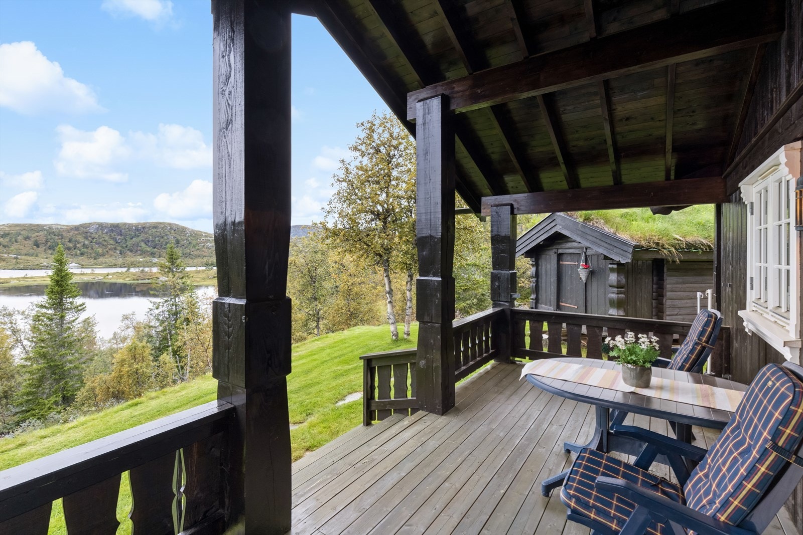 Her er rikelig med plass til utemøbler, grill og potteplanter. Galleribilde