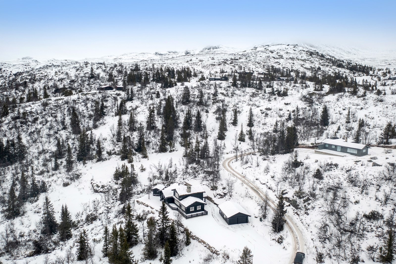 Ca 1 times kjøring unna ligger Norefjell, en av Norges mest populære rekreasjonsdestinasjoner med flott natur, høyfjellshotell og moderne skianlegg. Galleribilde