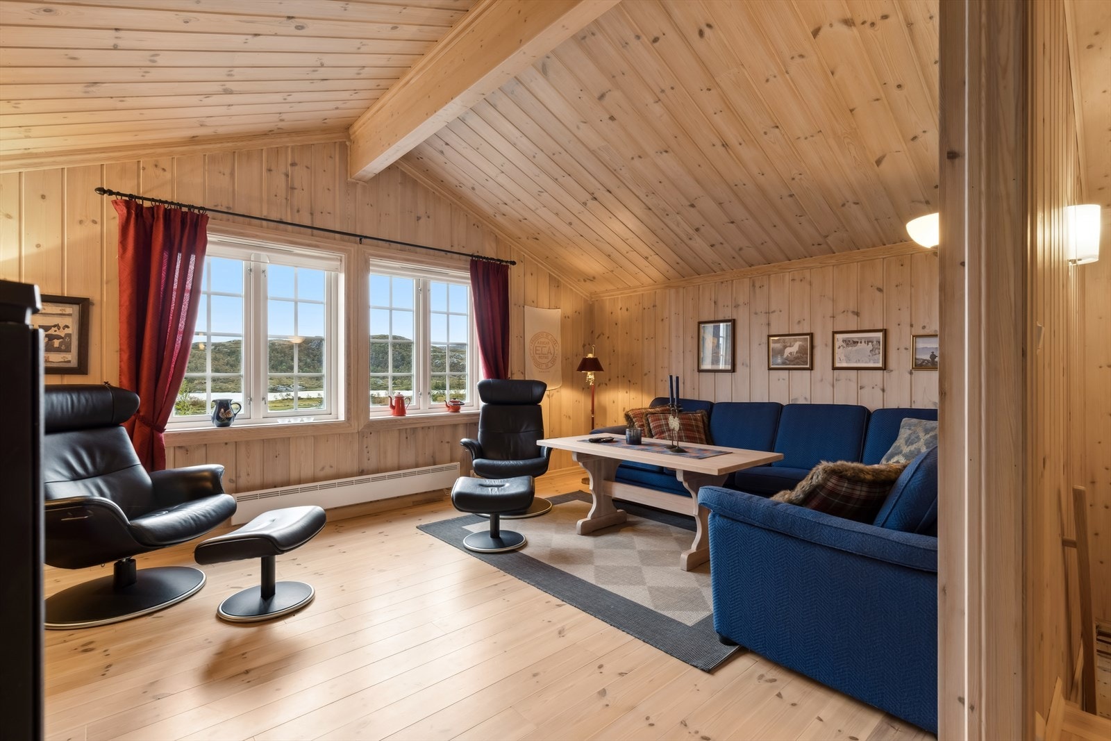 I tillegg til de to soverommene i loftsetasjen finner dere også en hyggelig loftstue med vedovn og flott utsikt. Galleribilde