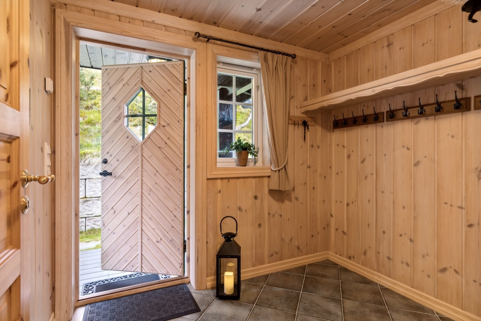 Entréen gir et fint førsteinntrykk. Her er god plass til yttertøy og sko. Gulvet er flislagt. Galleribilde