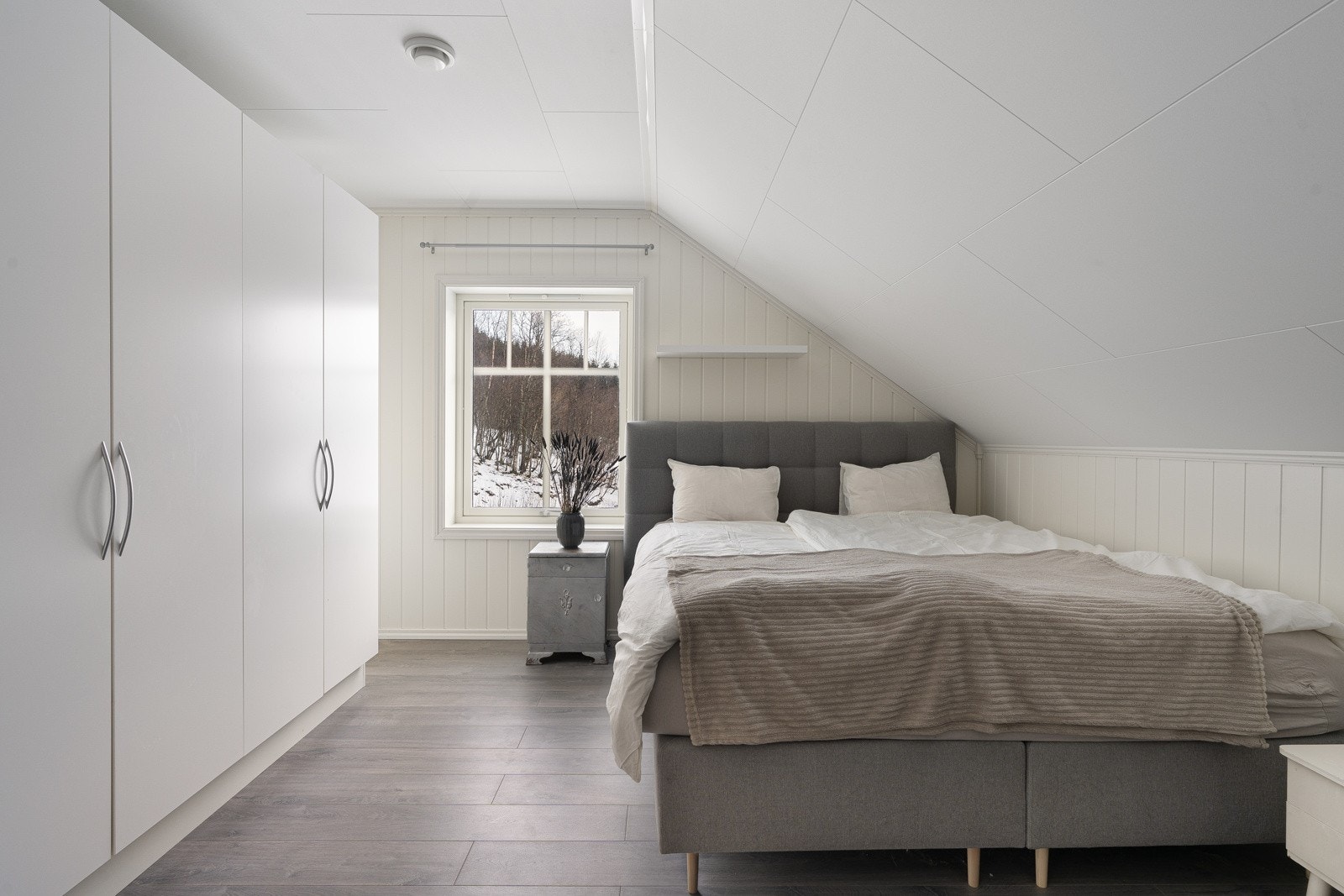 Også dette soverommet er av god størrelse med plass til stor seng, tilhørende nattbord og stor garderobe uten at rommet føles trangt! Galleribilde