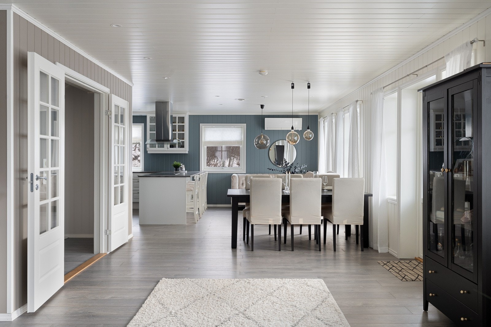 Boligen fremstår moderne med delikate farge- og materialvalg. Galleribilde