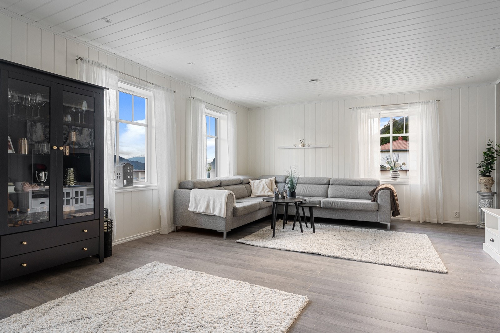 Boligen er innholdsrik og strekker seg over 3 plan med egen utleiedel i underetasjen. Galleribilde