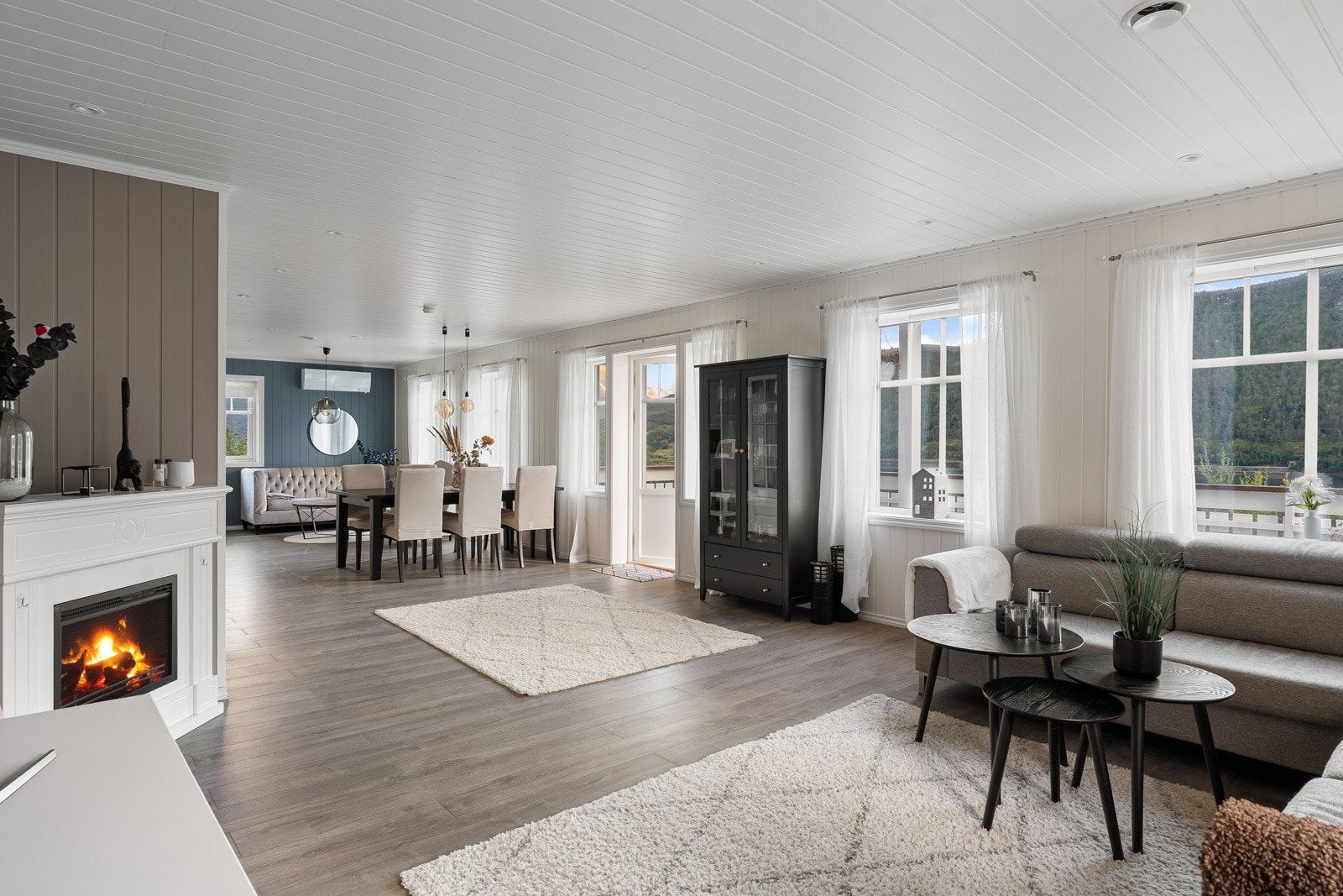 Stuen i hovedetasjen er av god størrelse med flere muligheter for å etablere de sosiale sonene. Galleribilde