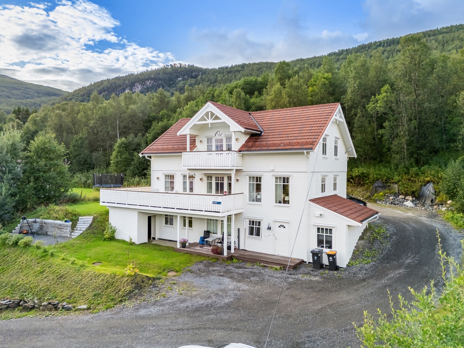 Her bor du svært barnevennlig til med barnehage og skole kun 8 minutter unna. Galleribilde