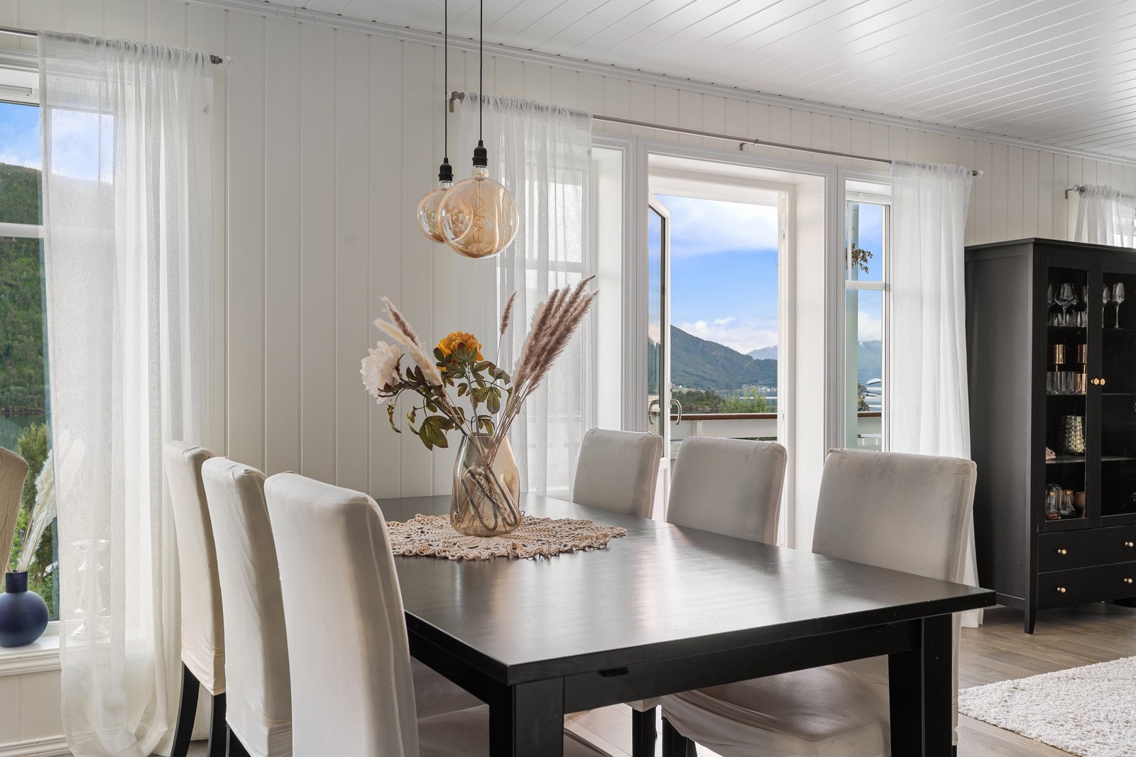 God plass for stort spisebord med plass for hele familien! Galleribilde