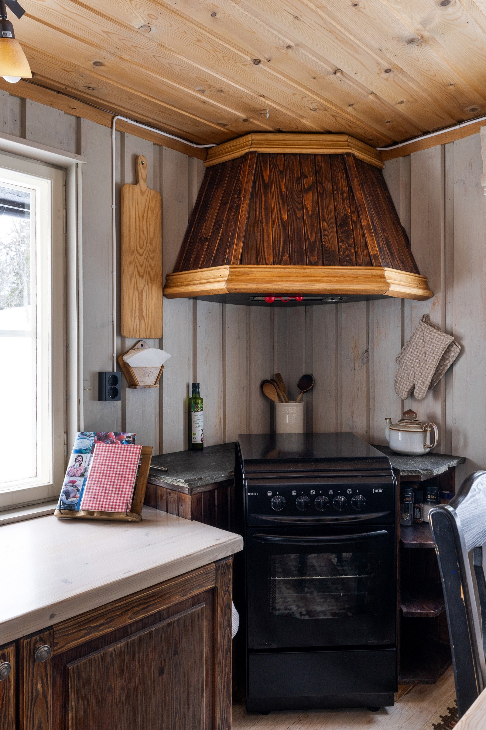 Gasskomfyr i hjørnet med integrert ventilator. Galleribilde