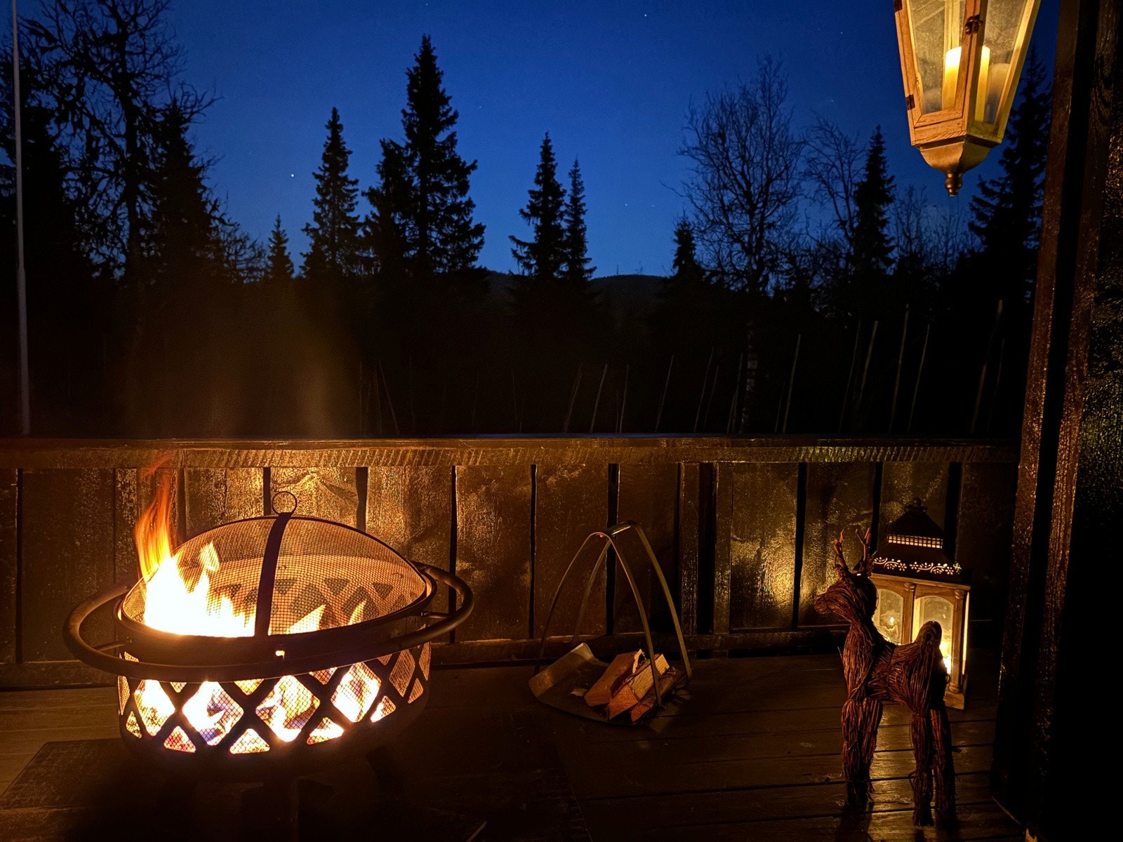 Nyt koselige kvelder på terrassen foran bålpanna. Galleribilde