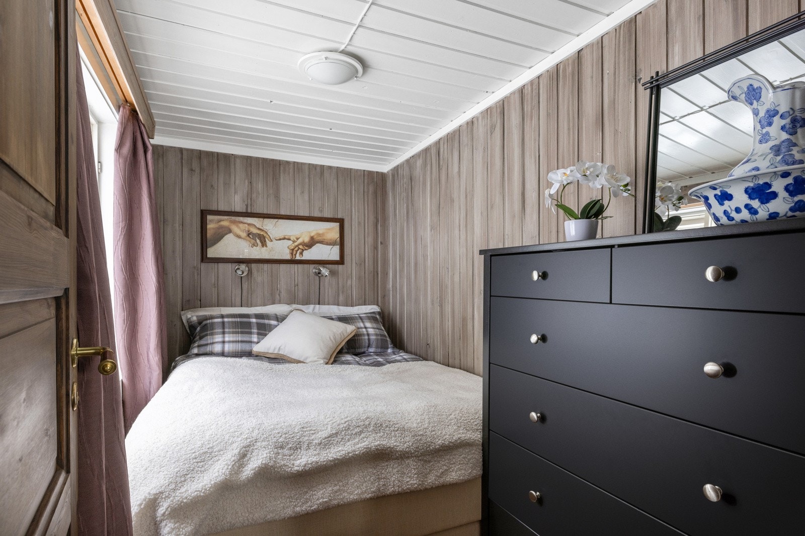 Soverom 1, hovedsoverommet med rom for en dobbelseng og kommode. Galleribilde