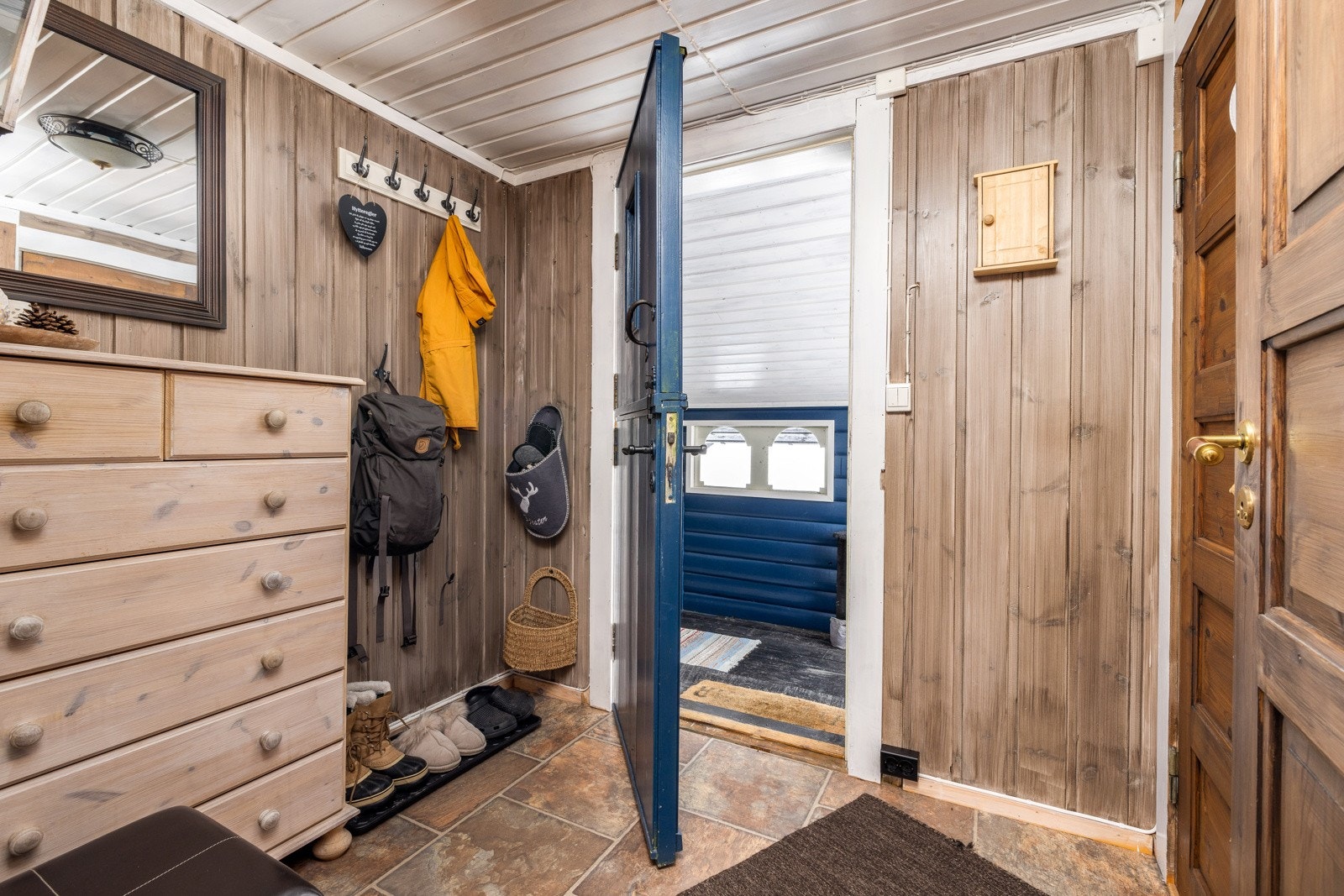 Gang med plass til garderobeskap og ytterklede/sko. Galleribilde