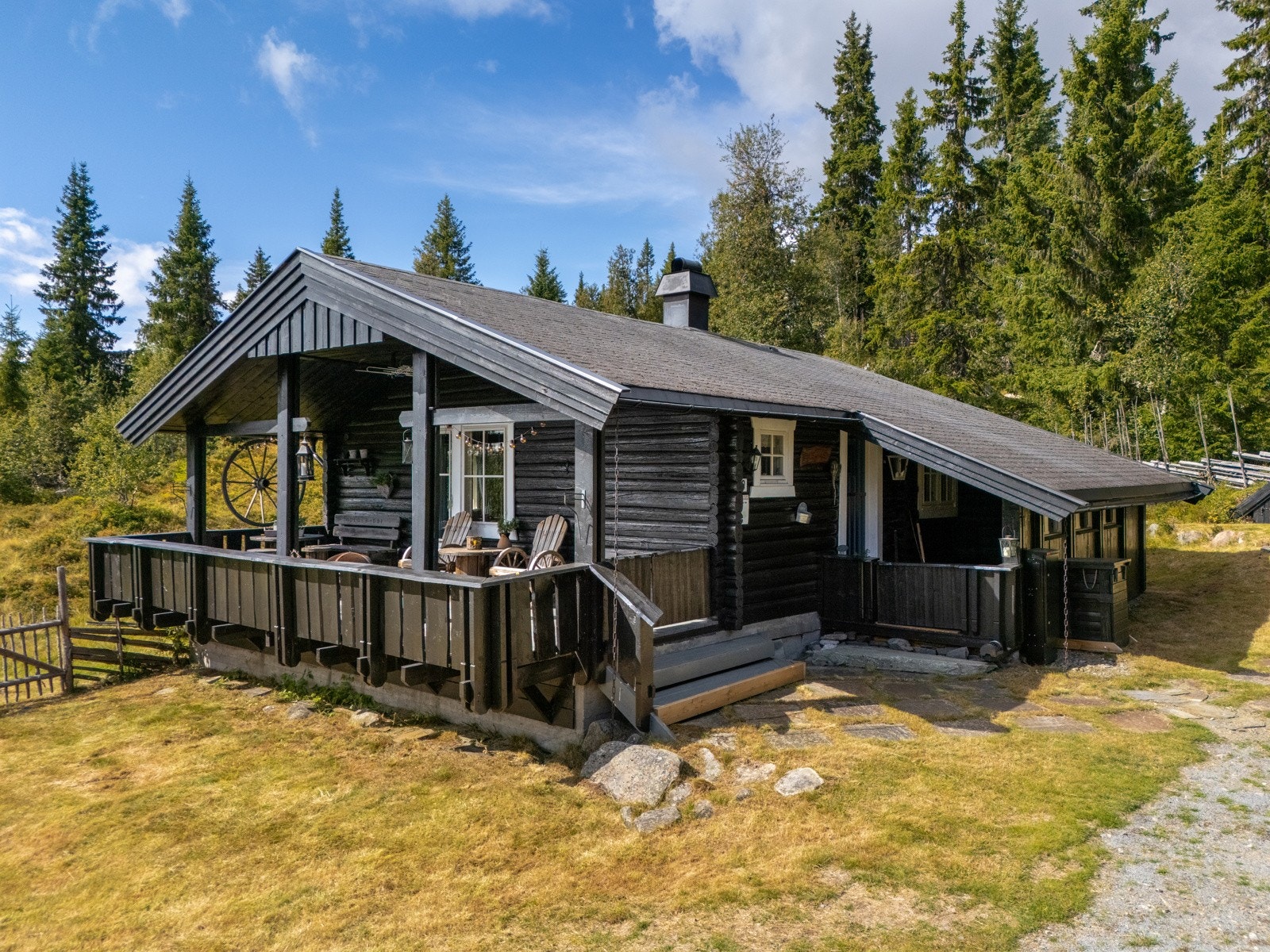 Denne sjarmerende eiendommen har totalt 9 sengeplasser, innlagt strøm og badstue! Galleribilde