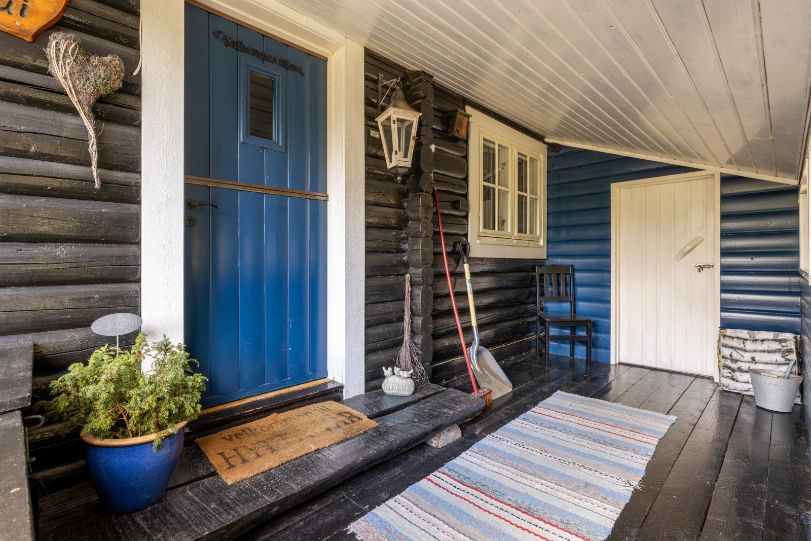 Koselig inngangsparti med tak for å holde snøen ute for enkel tilkomst om vinteren og til utebod. Galleribilde