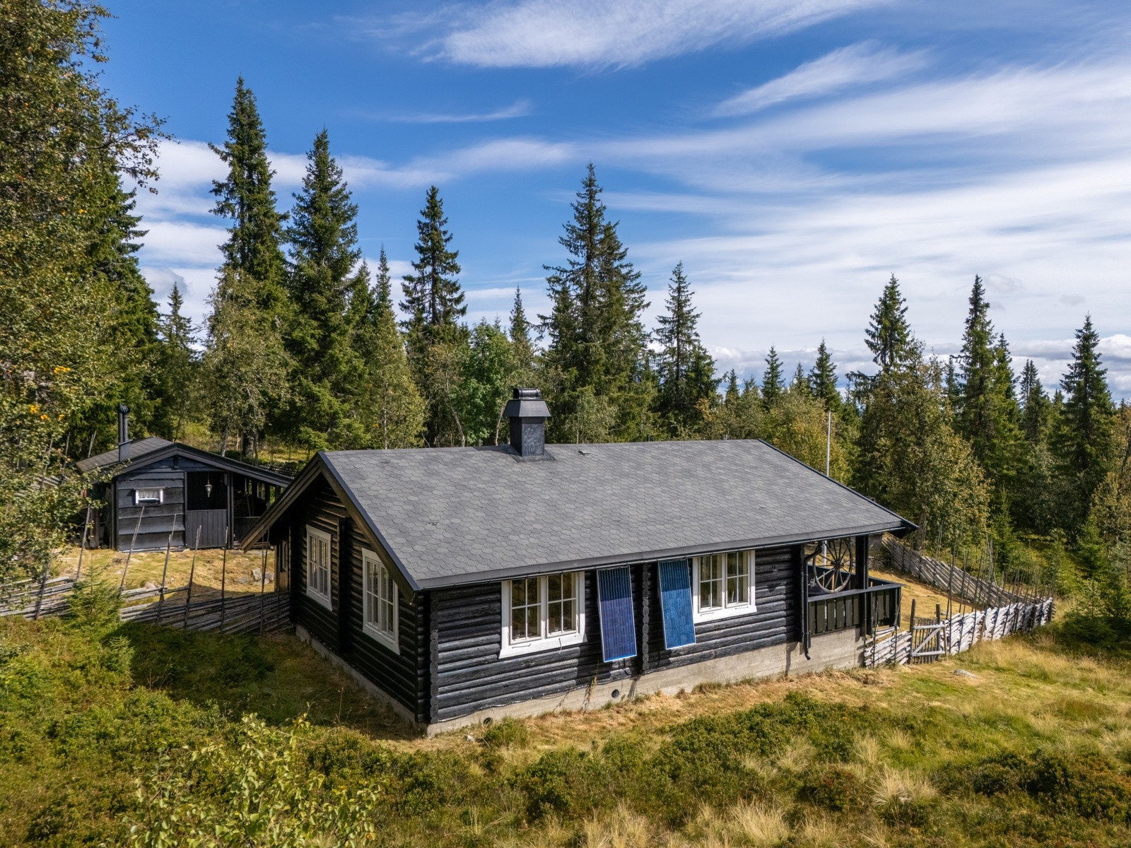 Eiendommen er på over 1,8 mål, og strekker seg langt utenfor det inngjerede området! Galleribilde