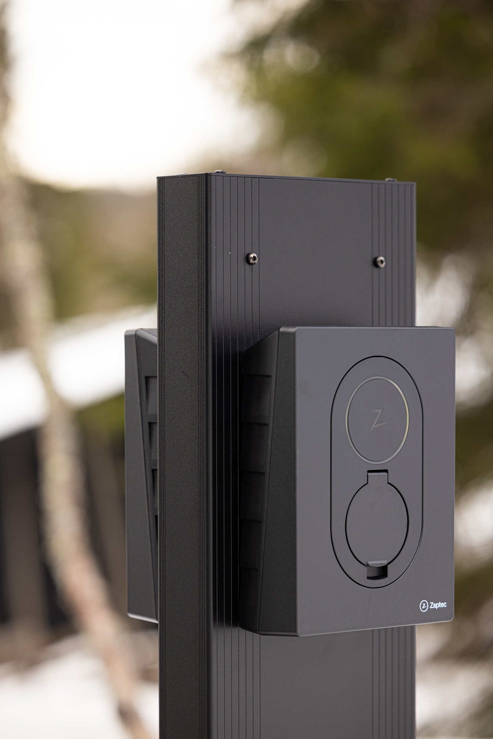 Hytten har også dobbel elbillader i innkjørsel. Galleribilde