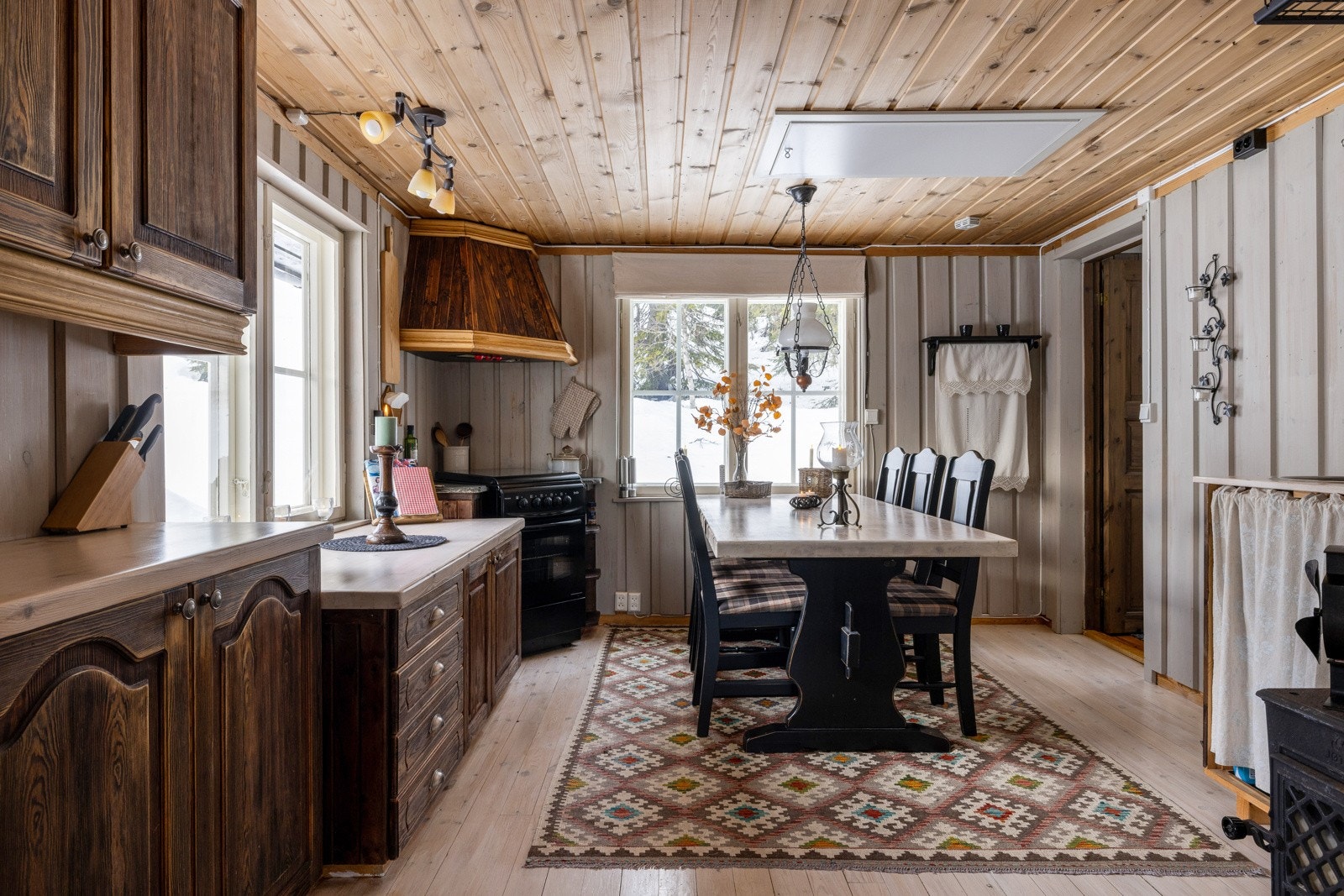 Koselig kjøkken med heltre innredning fra Sigvesind. Galleribilde