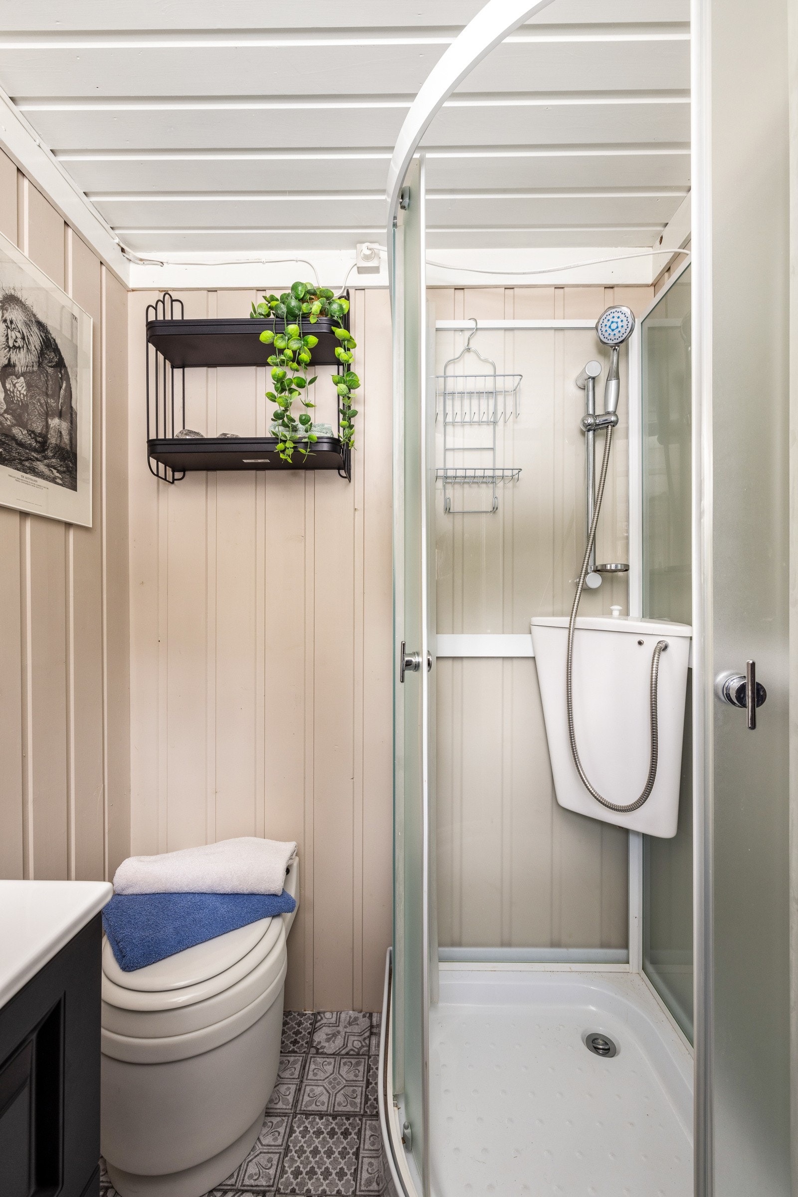 Det er også satt inn et dusjkabinett og snurredass for lengre opphold. Galleribilde