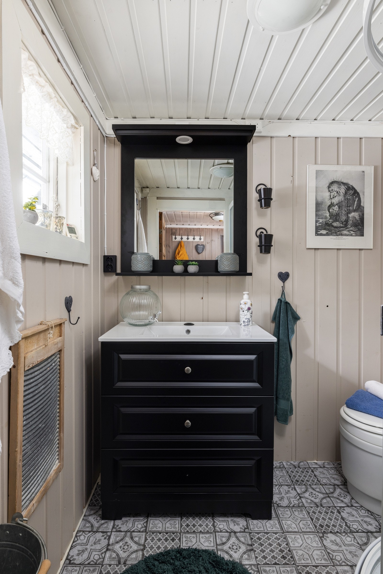 Badet har fått installert en nydelig servant og et nytt speilskap. Galleribilde