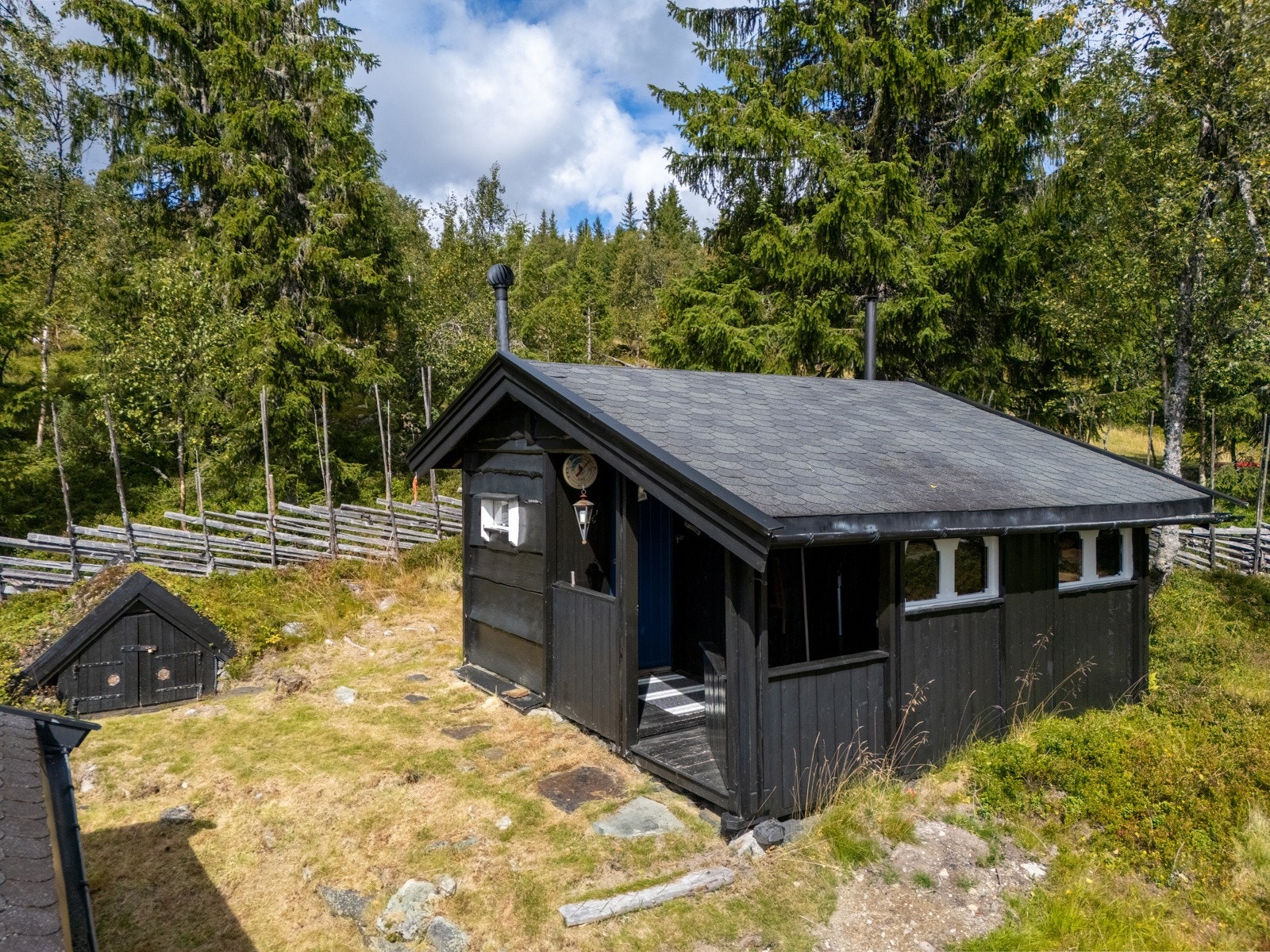 Utebod med både badstue, utedo og bodplass. Galleribilde