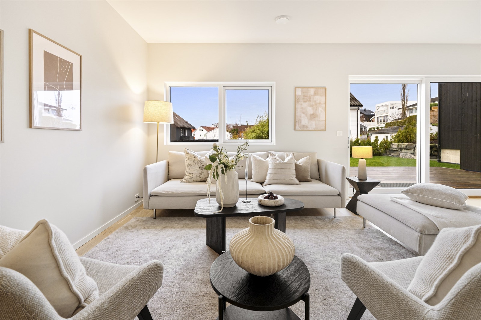 Store vindusflater slipper inn rikelig med naturlig dagslys Galleribilde