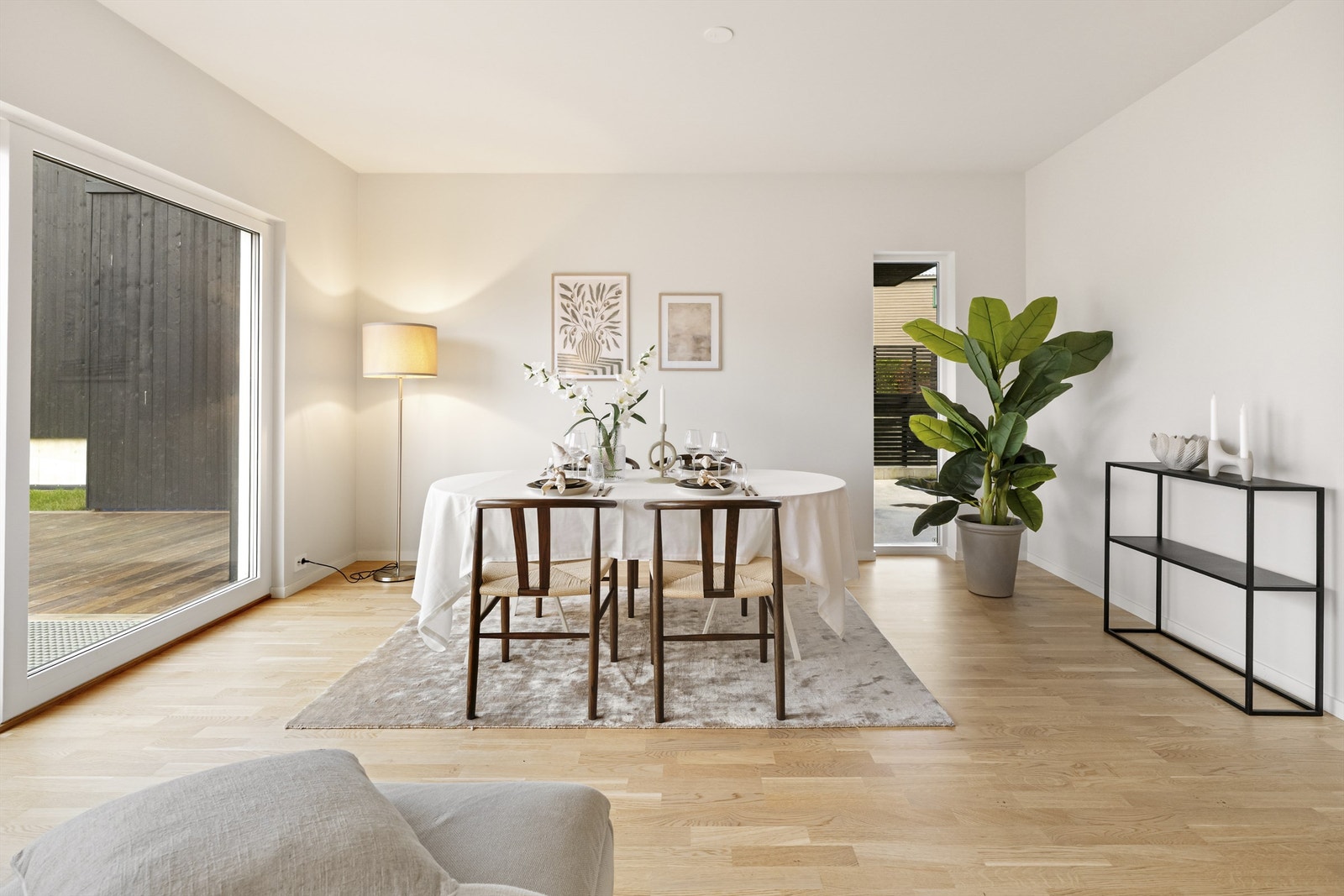 God plass til stort spisebord Galleribilde