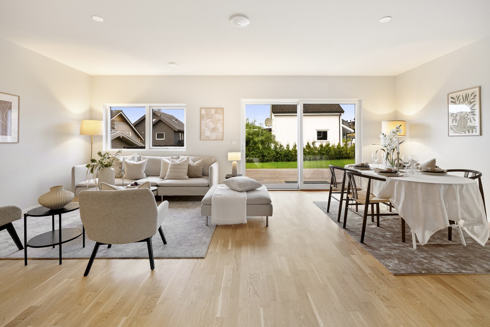 Fin og lys stue med plass til flere sittegrupper Galleribilde