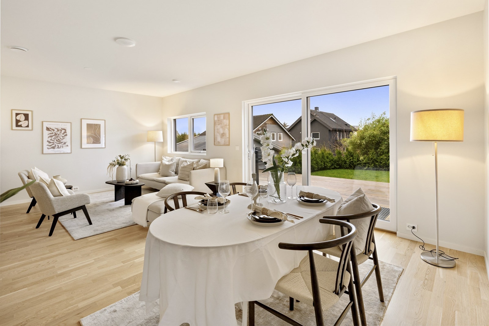 Fra stuen er det direkte utgang til solrik hage Galleribilde