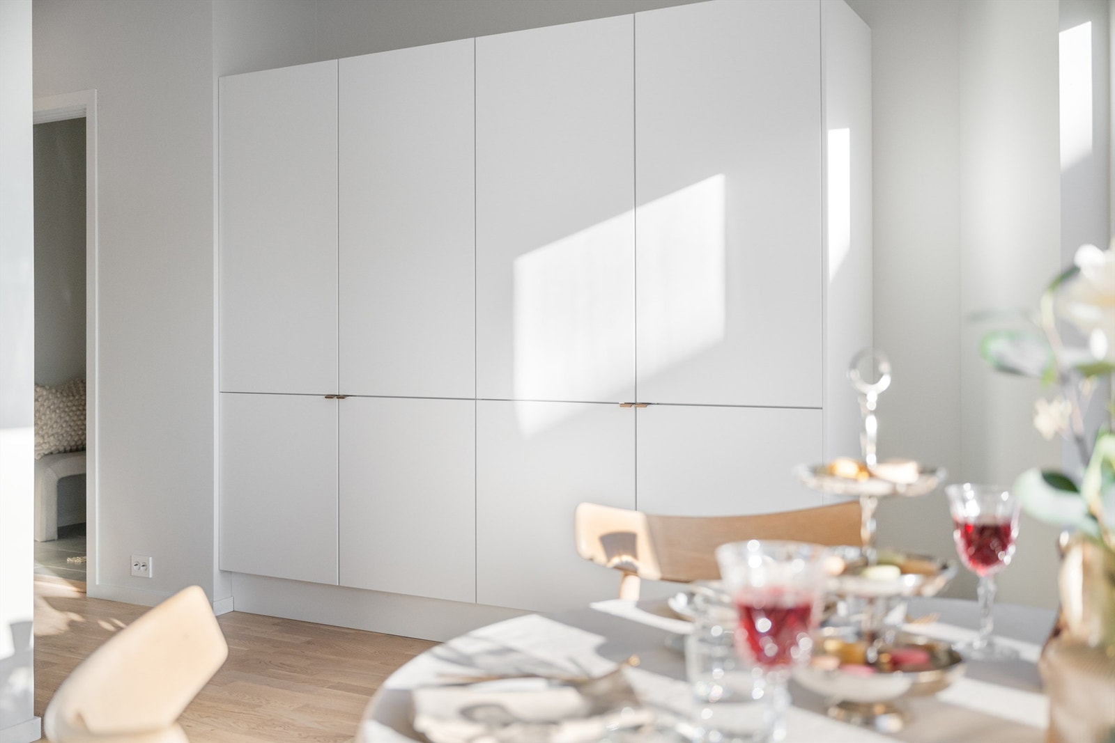 God plass til oppbevaring på kjøkkenet. Bilde hentet for tilvarende visningsbolig. Galleribilde