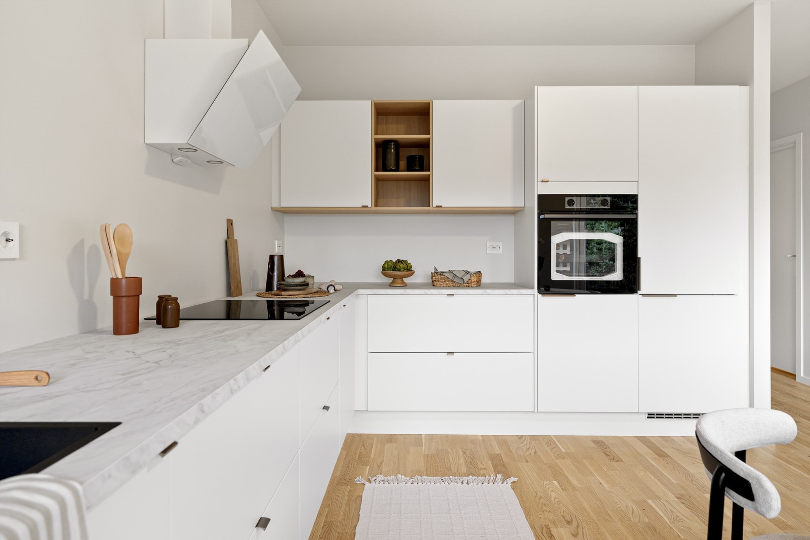 Lyst og fint kjøkken med god skap- og benkeplass Galleribilde