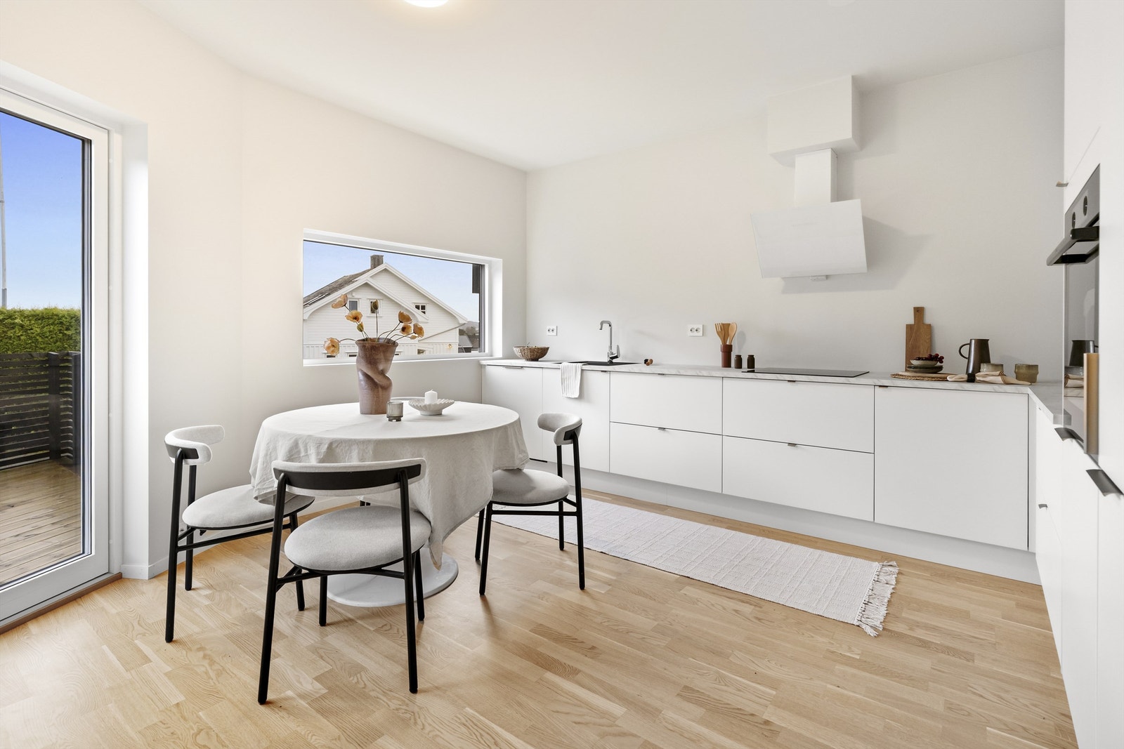 Stort og luftig kjøkken med utgang til terrasse Galleribilde