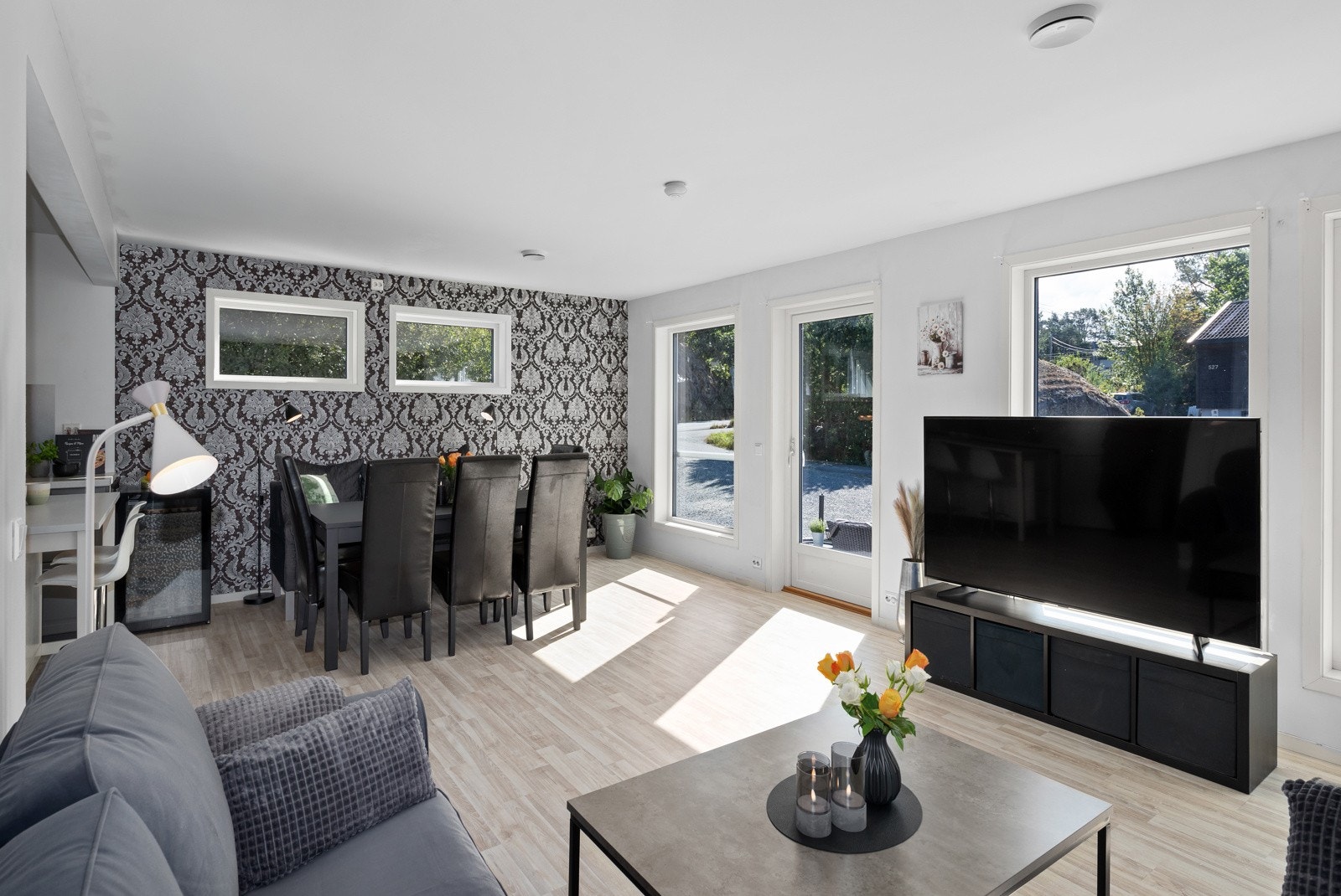 Lys stue og kjøkken med åpen løsning og plass til spisebord at god størrelse. Fra stuen er det utgang til solrik uteplass med ettermiddags- og kveldssol. Galleribilde