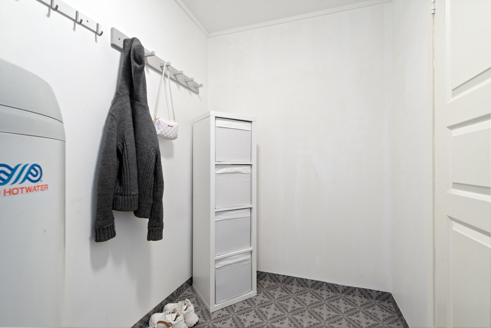 Teknisk rom ved entré - brukt som bod/garderobe. Galleribilde