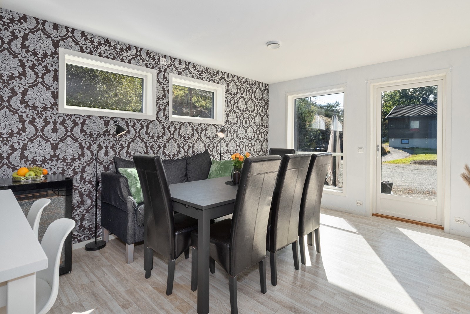 De gode vindusflatene gir rikelig med naturlig lys - noe som er bevist å bedre bo- og livskvaliteten. Galleribilde