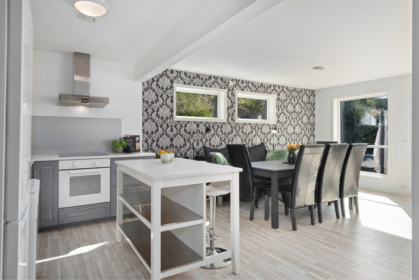 Åpen kjøkken- stue løsning for en fin flyt og bedre romfølelse. Galleribilde