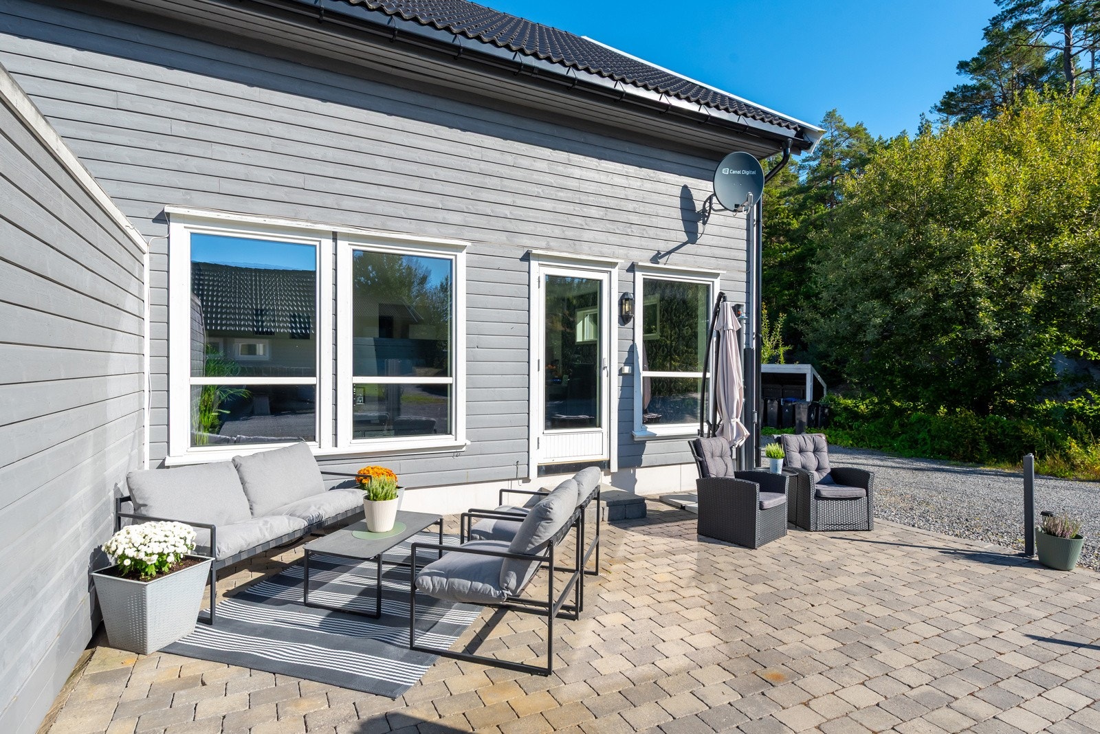 På sommerstid er det deilig ettermiddagssol og kveldssol på plattingen til rundt 21 tiden. Galleribilde