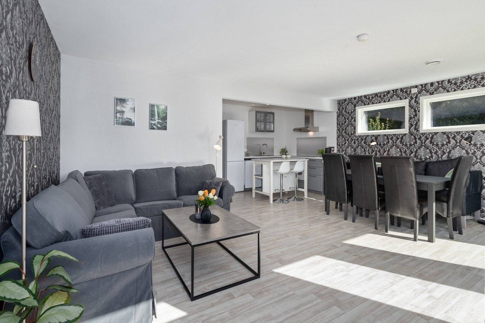 Den åpne løsningen gir en romslig og luftig følelse, og god flyt i mellom rommene. Galleribilde