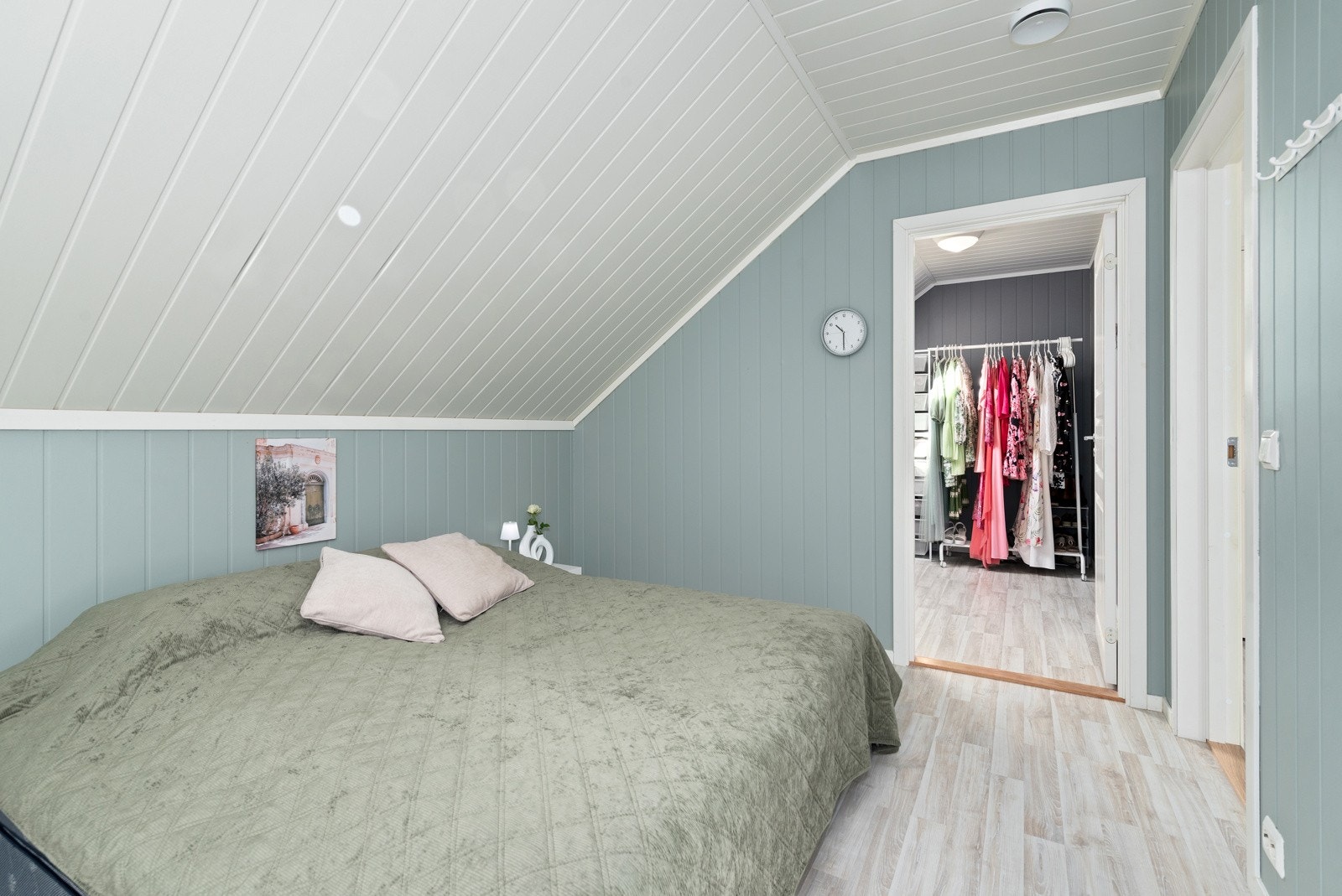 Hovedsoverom med soverom2 som walk-in garderobe. Galleribilde