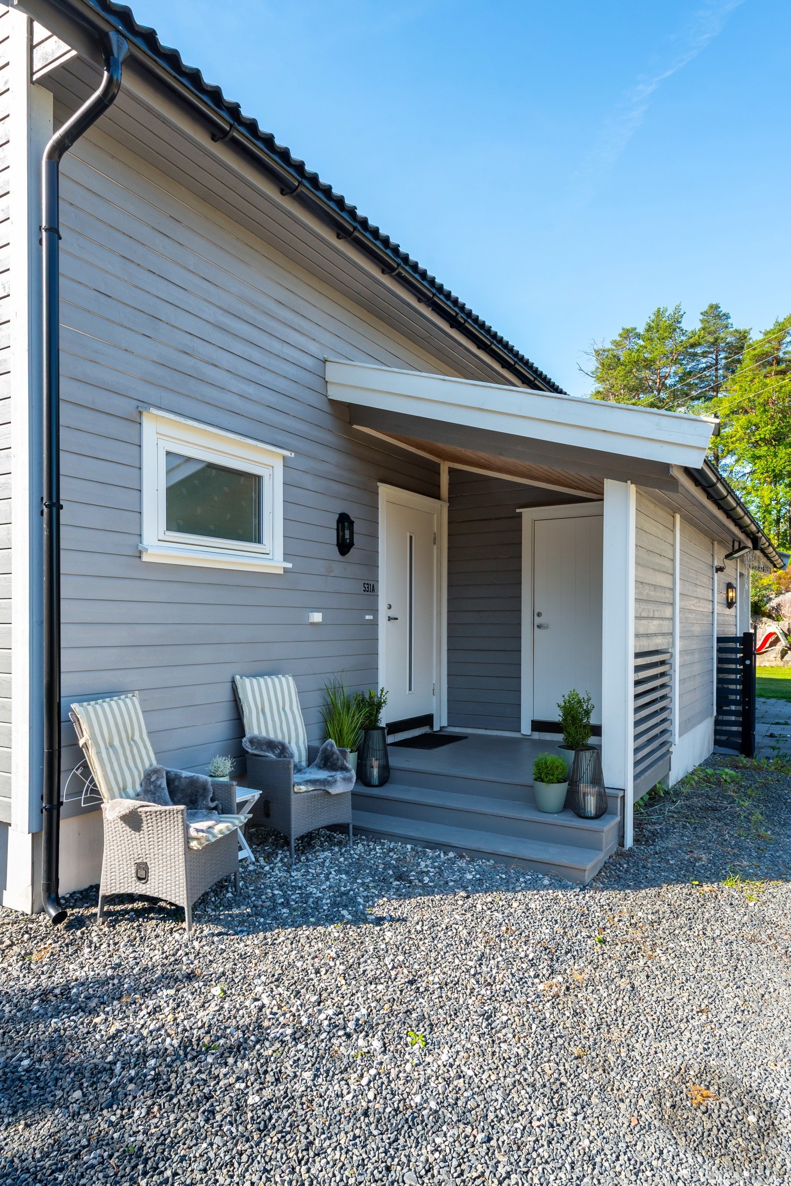 Inngangsparti med overbygg over entré og utvendig bod. Galleribilde