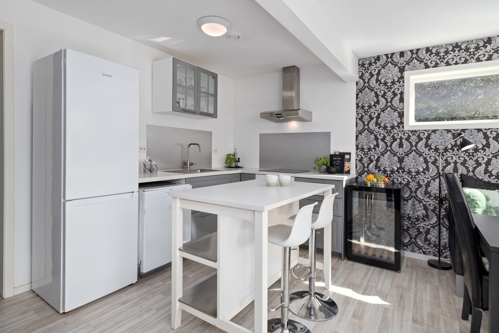 Bruksnyttig kjøkken med hvitevarer som inkluderer i salget. Galleribilde