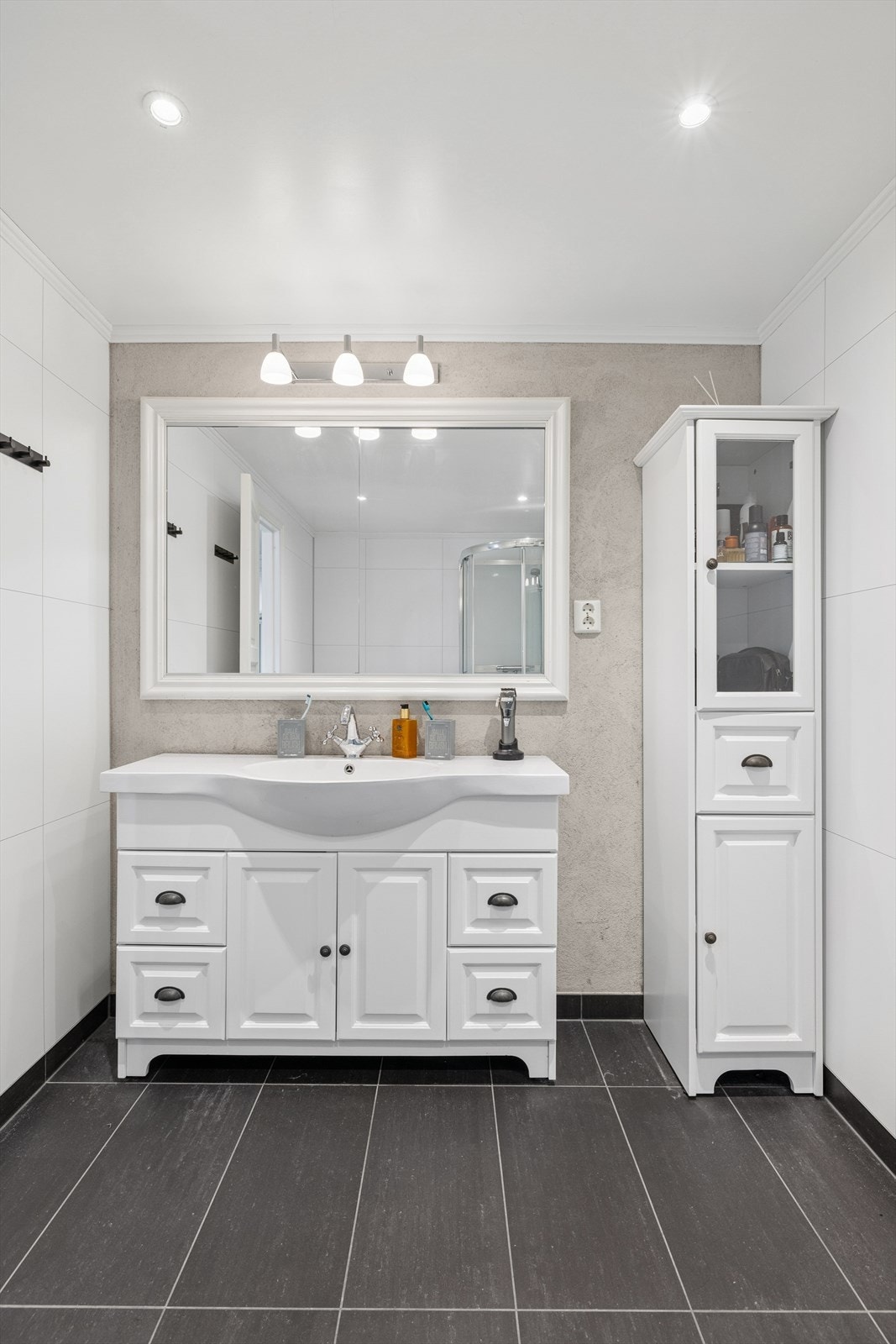 Badet i 2.etasje er fra 2014 og har flislagt gulv med elektriske varmekabler, vegger med baderomsplater og malt tak med downlights. Badet er opprinnelig mindre, men er utvidet mot et kott. Se punkt ferdigattest i salgsoppgave for mer informasjon. Galleribilde