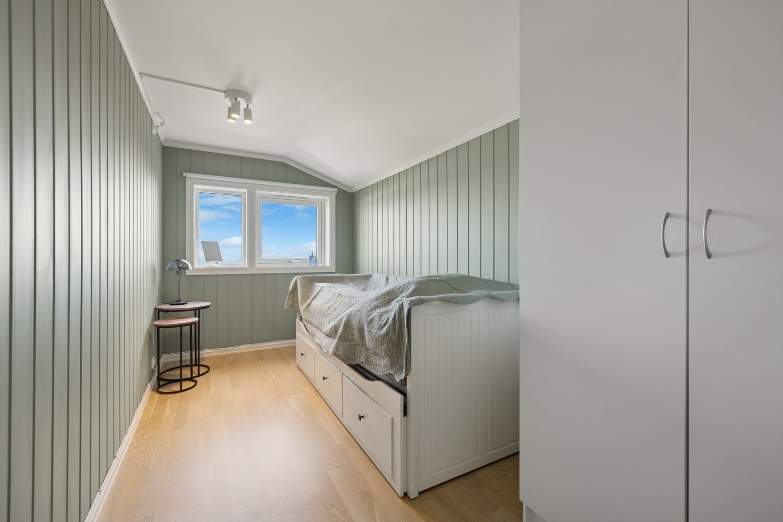 Det andre soverommet er av mindre størrelse og passer ypperlig som gjesterom, barnerom eller kontor. Galleribilde