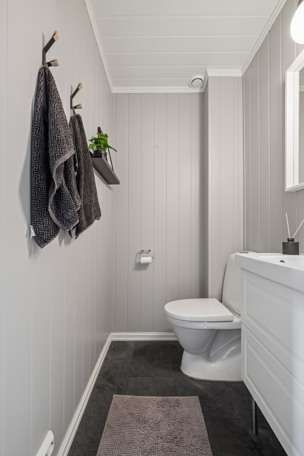 Toalettrommet har laminatgulv, malte flater og er innredet med servant og toalett. Galleribilde