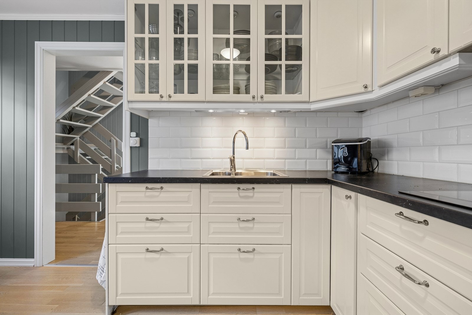 Kjøkkenet ble oppgradert i 2014 og har en klassisk innredning med profilerte fronter og benkeplate av laminat. Galleribilde