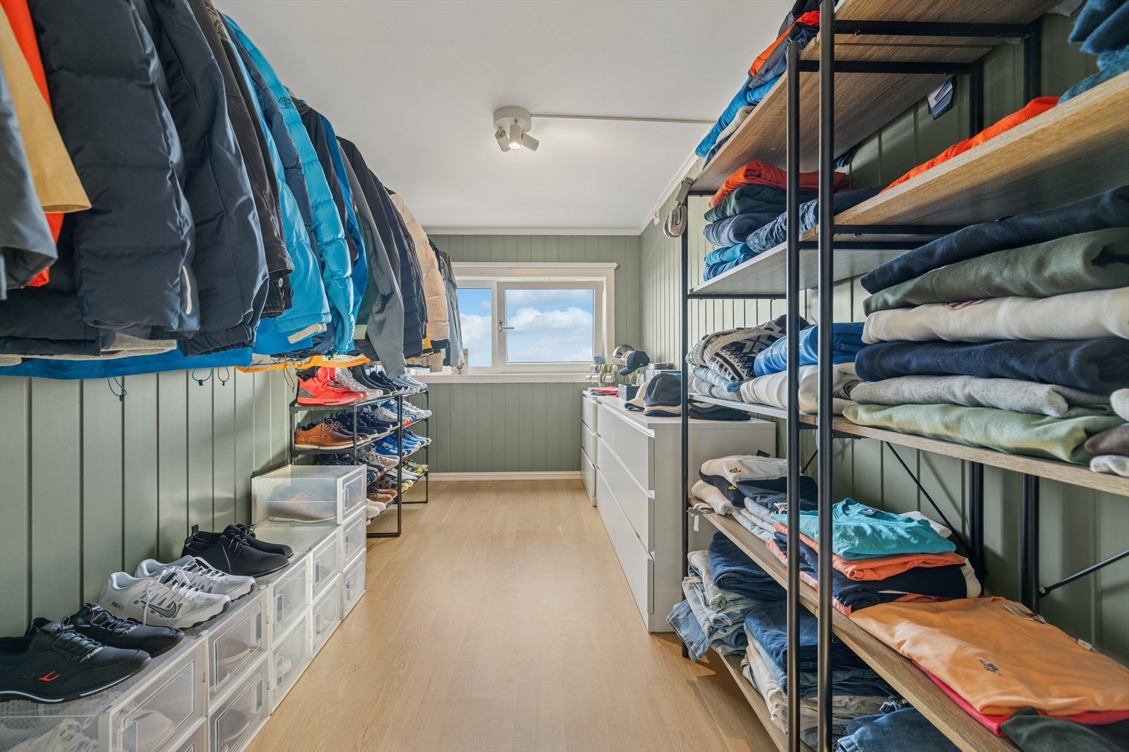 Ett av rommene er i dag innredet som omkledningsrom, men kan enkelt tilbakeføres til soverom. Galleribilde