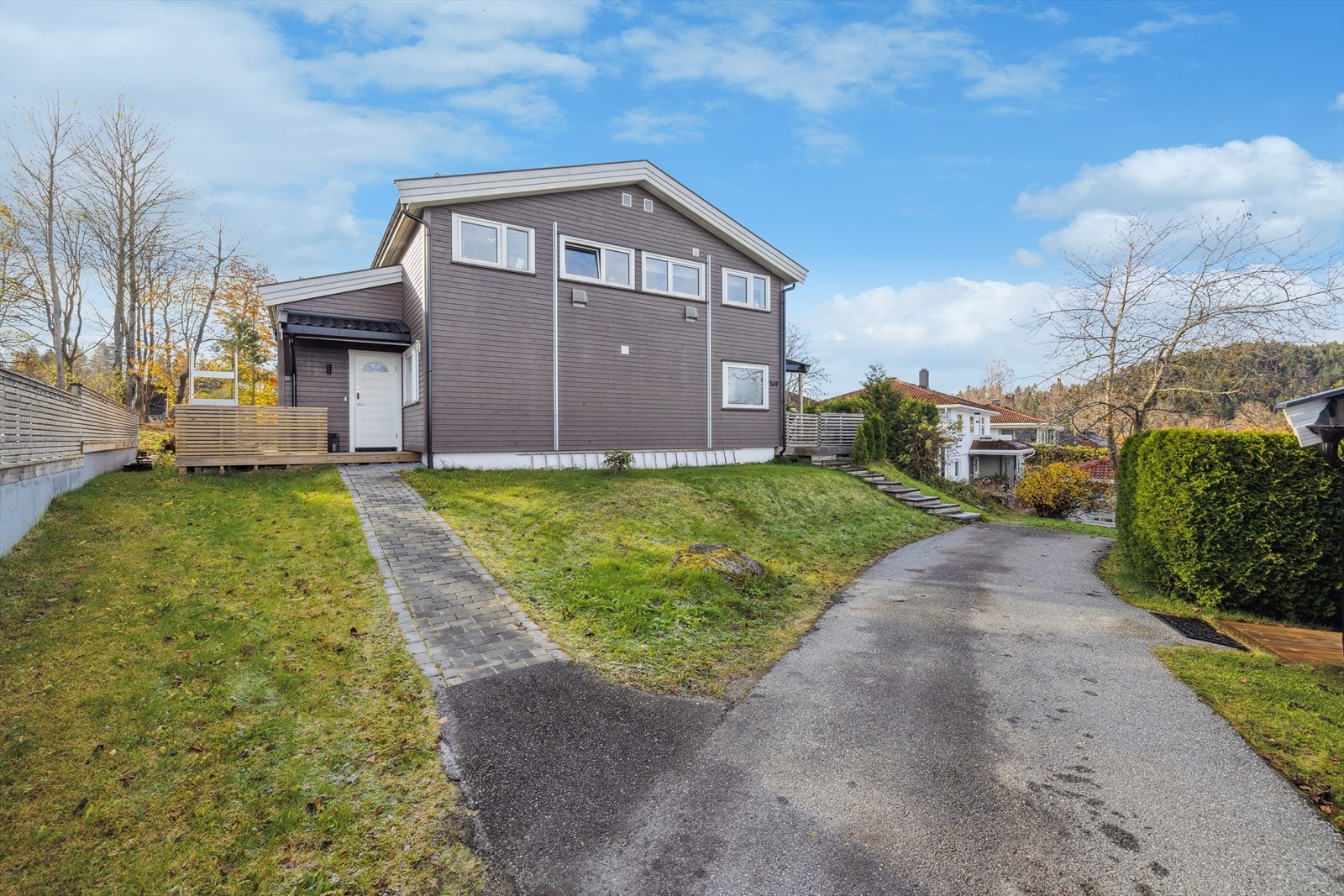 Dette er en moderne og romslig halvpart av tomannsbolig som går over tre etasjer. Galleribilde